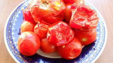 борщ с курицей и бочковыми помидорами