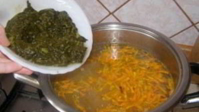 борщ со щавелем и яйцом