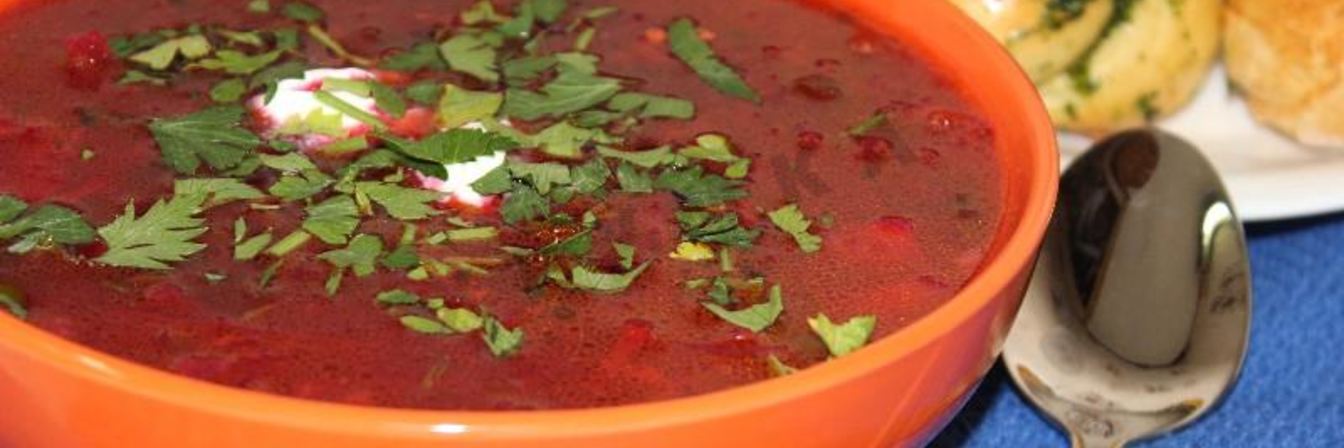 Борщ со свекольной ботвой и чесночными булочками