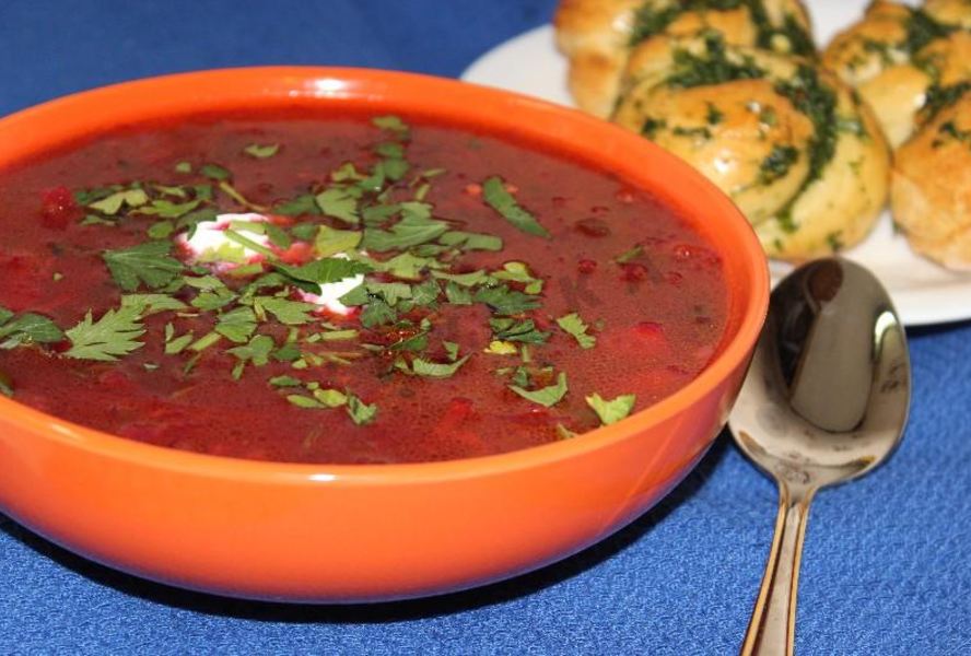 Борщ со свекольной ботвой и чесночными булочками