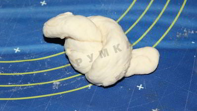 борщ со свекольной ботвой и чесночными булочками