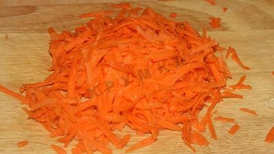 борщ со свекольной ботвой и чесночными булочками