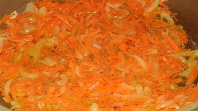 борщ со свекольной ботвой и чесночными булочками