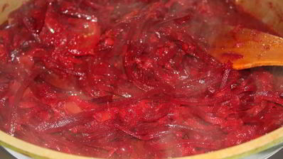 борщ со свекольной ботвой и чесночными булочками