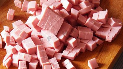 холодный борщ из маринованной свеклы с колбасой