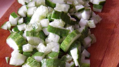 холодный борщ из маринованной свеклы с колбасой