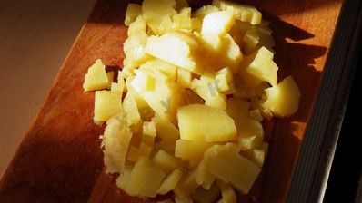 холодный борщ из маринованной свеклы с колбасой