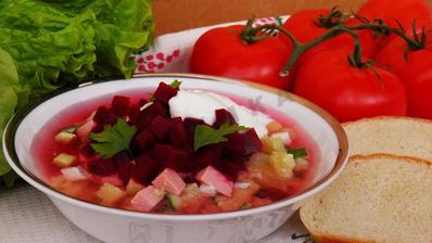 холодный борщ из маринованной свеклы с колбасой