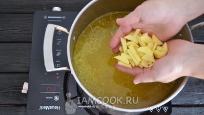 зеленый борщ со щавелем и яйцом