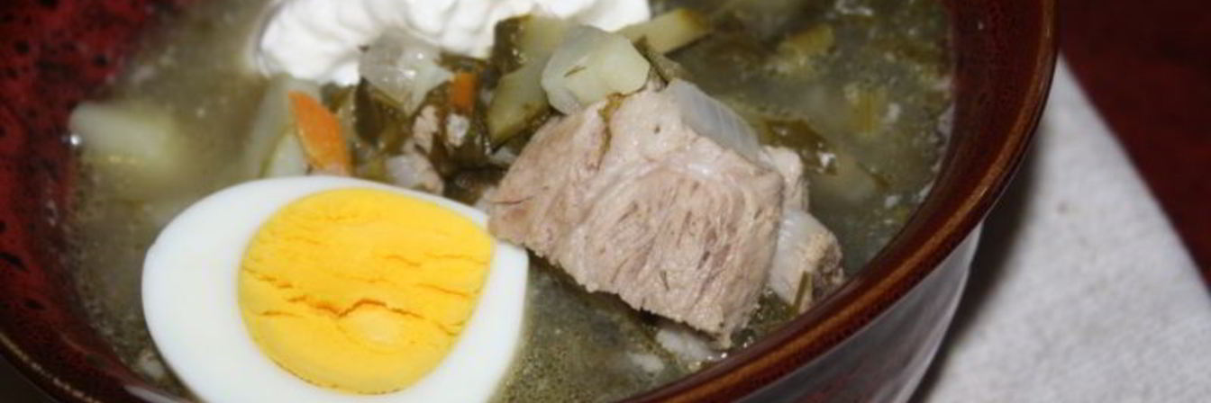 Зеленый борщ со щавлем и маринованными огурцами