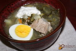 Зеленый борщ со щавлем и маринованными огурцами