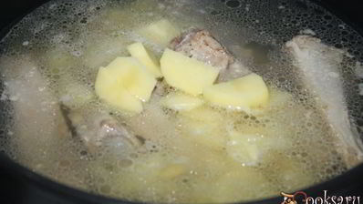 зеленый борщ со щавлем и маринованными огурцами