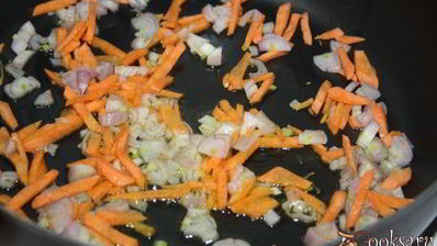 зеленый борщ со щавлем и маринованными огурцами