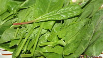 зеленый борщ со щавлем и маринованными огурцами