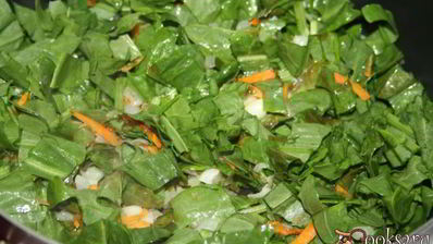 зеленый борщ со щавлем и маринованными огурцами