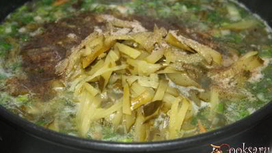 зеленый борщ со щавлем и маринованными огурцами