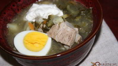 зеленый борщ со щавлем и маринованными огурцами