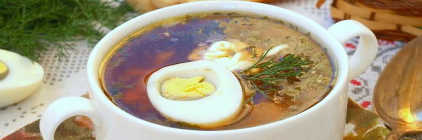 Зеленый борщ со свеклой и зеленым горошком