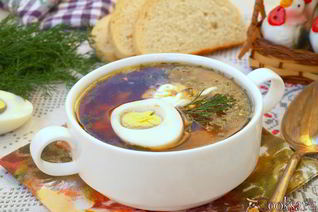 Зеленый борщ со свеклой и зеленым горошком