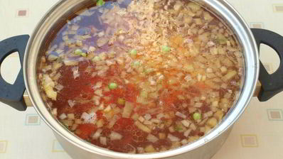 зеленый борщ со свеклой и зеленым горошком