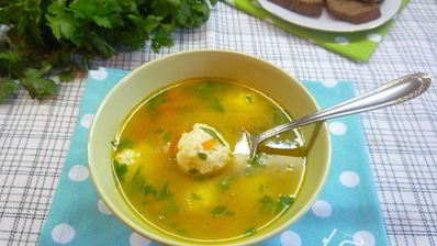 бульон с клецками из сыра