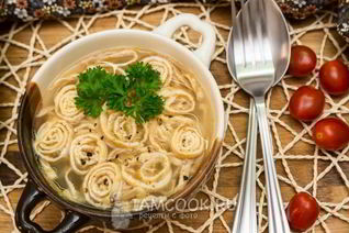 Бульон с лапшой из яичных блинчиков
