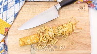 бульон с лапшой из яичных блинчиков