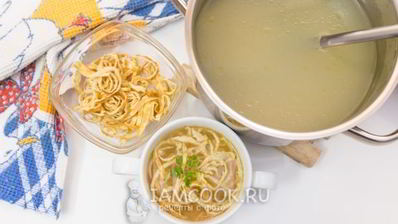 бульон с лапшой из яичных блинчиков