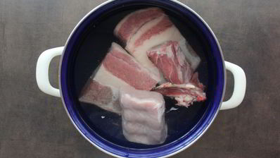 фасолевый суп на говяжьем бульоне со свининой