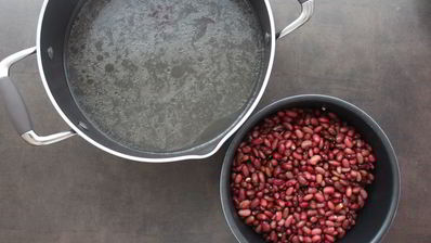 фасолевый суп на говяжьем бульоне со свининой