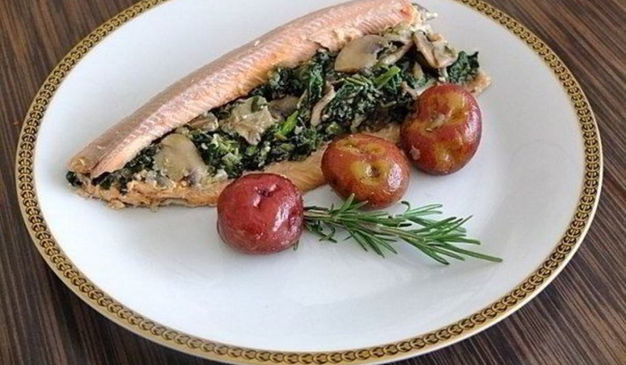Рецепт форели со шпинатом в овощном бульоне
