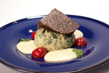 Говядина, томленная в крепком бульоне