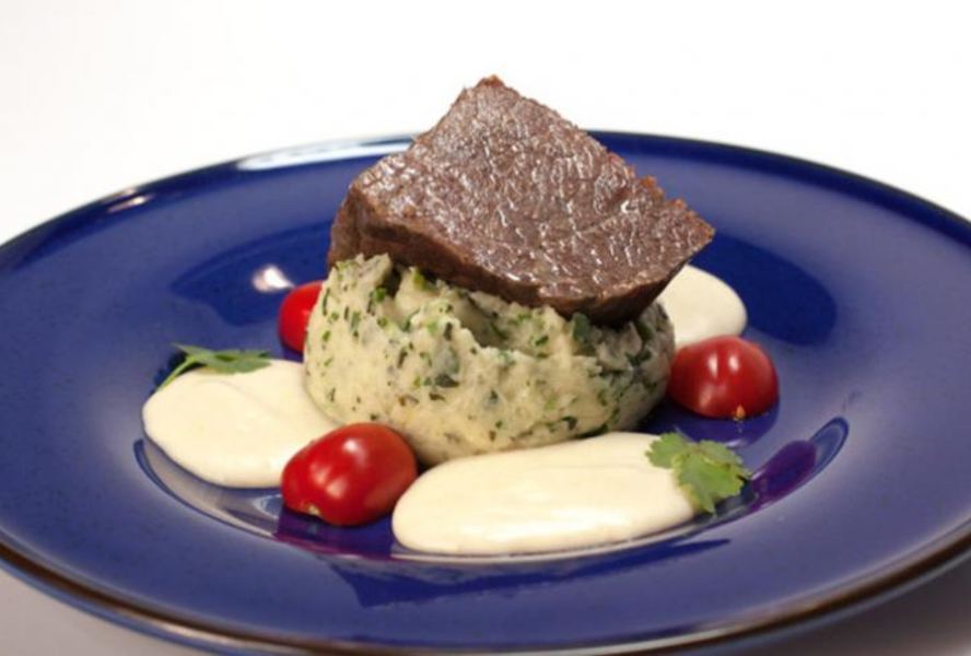 Говядина, томленная в крепком бульоне