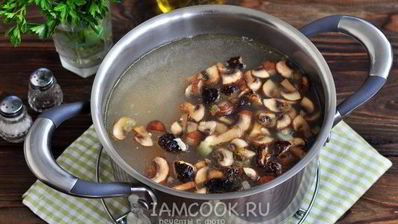 грибной суп на курином бульоне