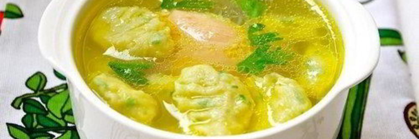 Клецки из шпината с куриным бульоном