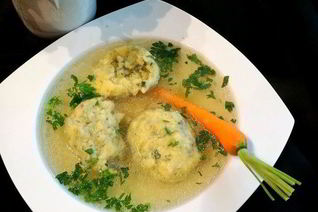 Куриный бульон с клецками