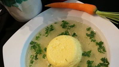 куриный бульон с клецками