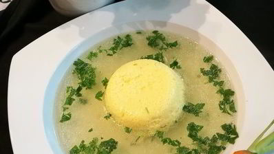 куриный бульон с клецками