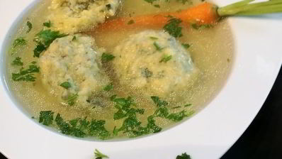 куриный бульон с клецками