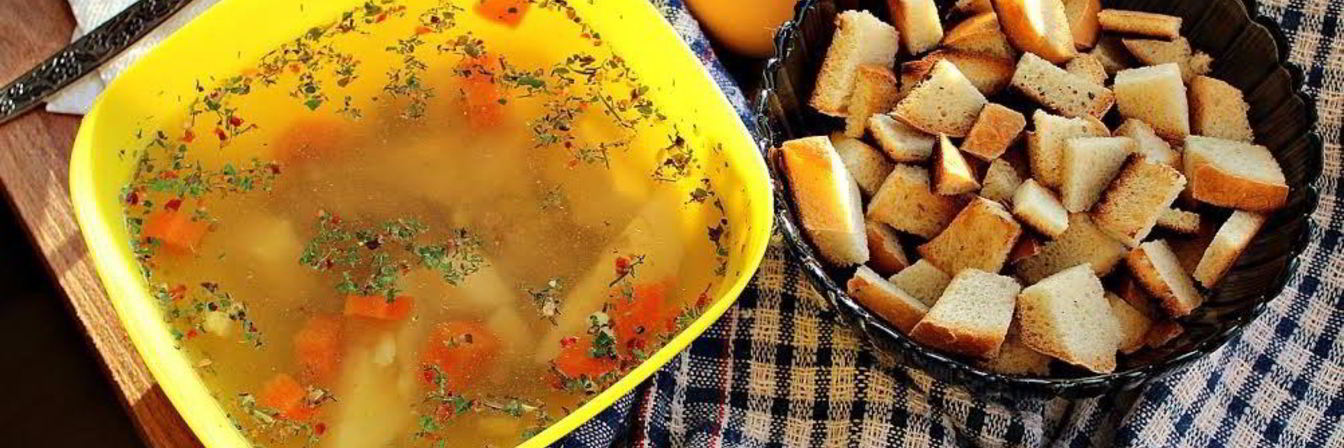 Куриный бульон с яйцом, морковью и сухариками