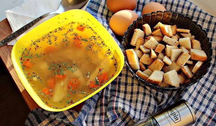 Рецепт куриного бульона с яйцом, морковью и сухариками