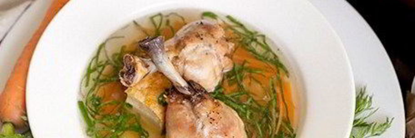 Куриный бульон со шпинатом и омлетом