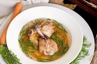 Куриный бульон со шпинатом и омлетом