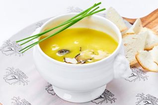 Куриный бульон со сморчками и черным трюфелем