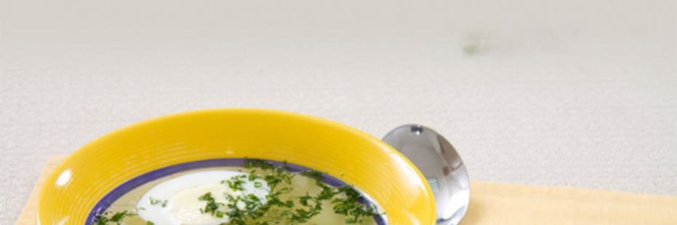 Мясной бульон с яйцом и зеленью