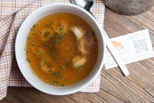 Наваристый бульон с мини-пельменями