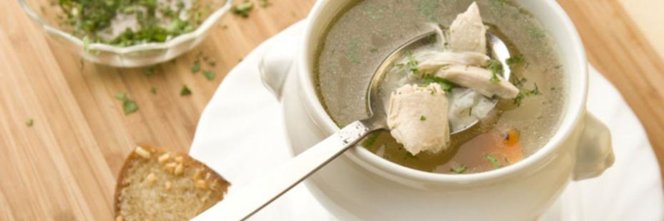 Прозрачный куриный бульон с чесночными гренками