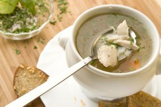 Прозрачный куриный бульон с чесночными гренками