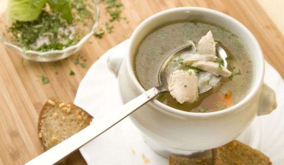 Рецепт прозрачного куриного бульона с чесночными гренками