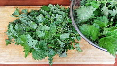 суп с крапивой на курином бульоне